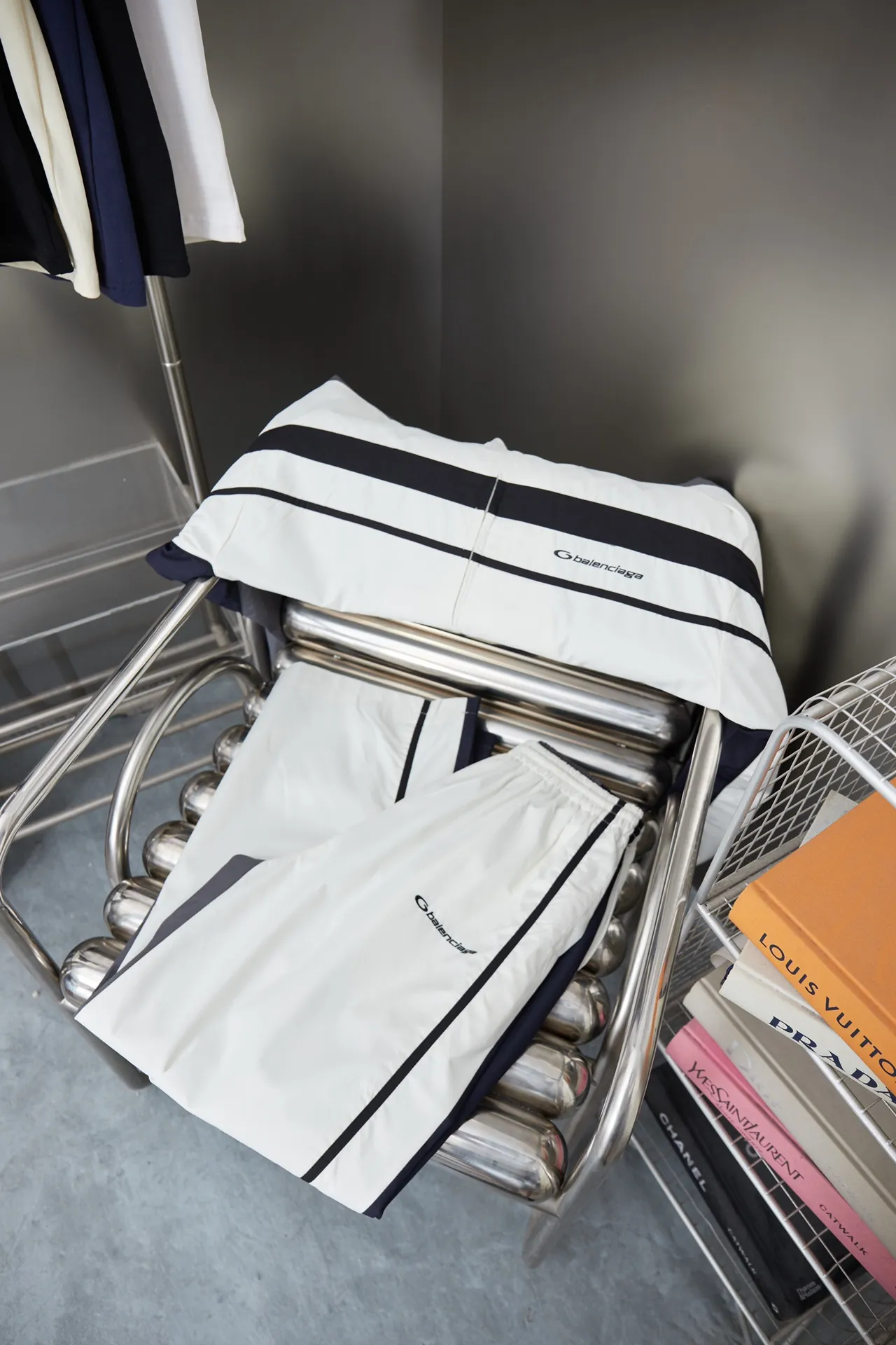 Balenciaga 𝘽𝘼𝙇𝙀𝙉𝘾𝙄𝘼𝙂𝘼 BLCG 25SS double-split waterproof sports pants. Light luxury. A must-have item for daily commuting for men and women. Correct version. Welcome to compare. Detailed features · Customized matt Taslan jacket fabric · The entire fabric is pre-treated with a waterproof coating · The interior is made of three-level polyester bird's eye mesh · OS ultra-loose silhouette design · Side pockets · Elastic waistband design · Contrast color Black webbing splicing · Front and rear contrast color splicing and cutting design · Imported Tajima machine embroidery ring logo · Original main mark washed tag brand packaging Color: White/Royal Blue Size: 46/48/50/52